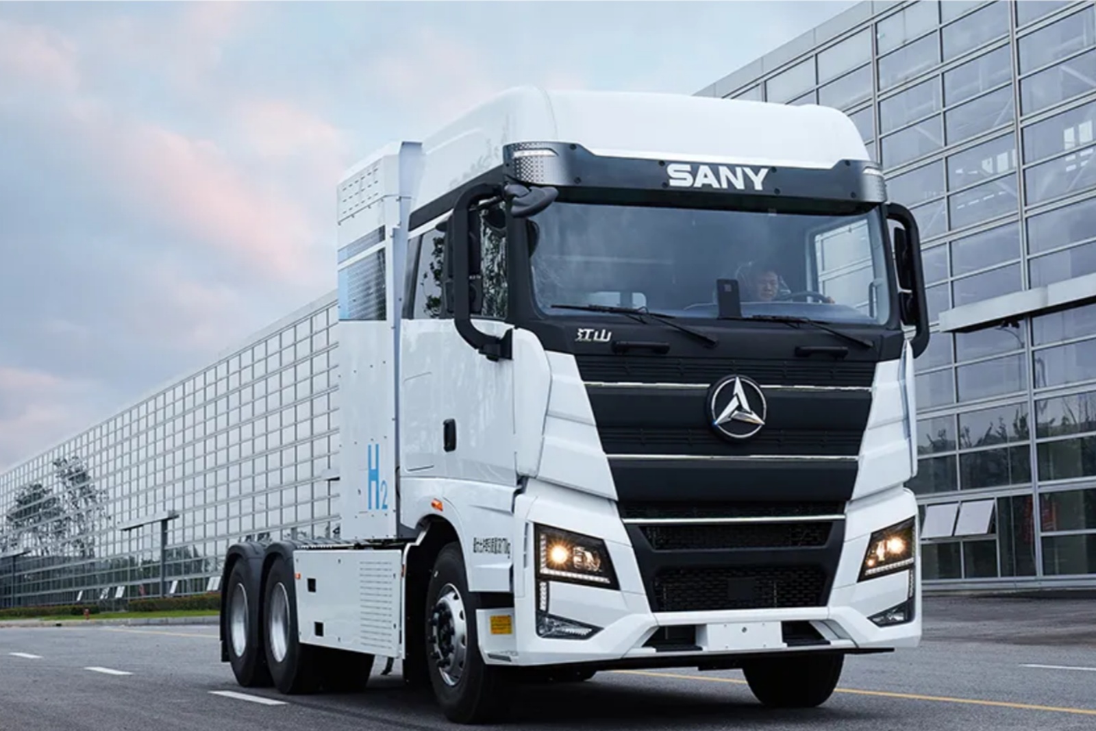 三一 燃料電(diàn)池半挂牽引車(chē)