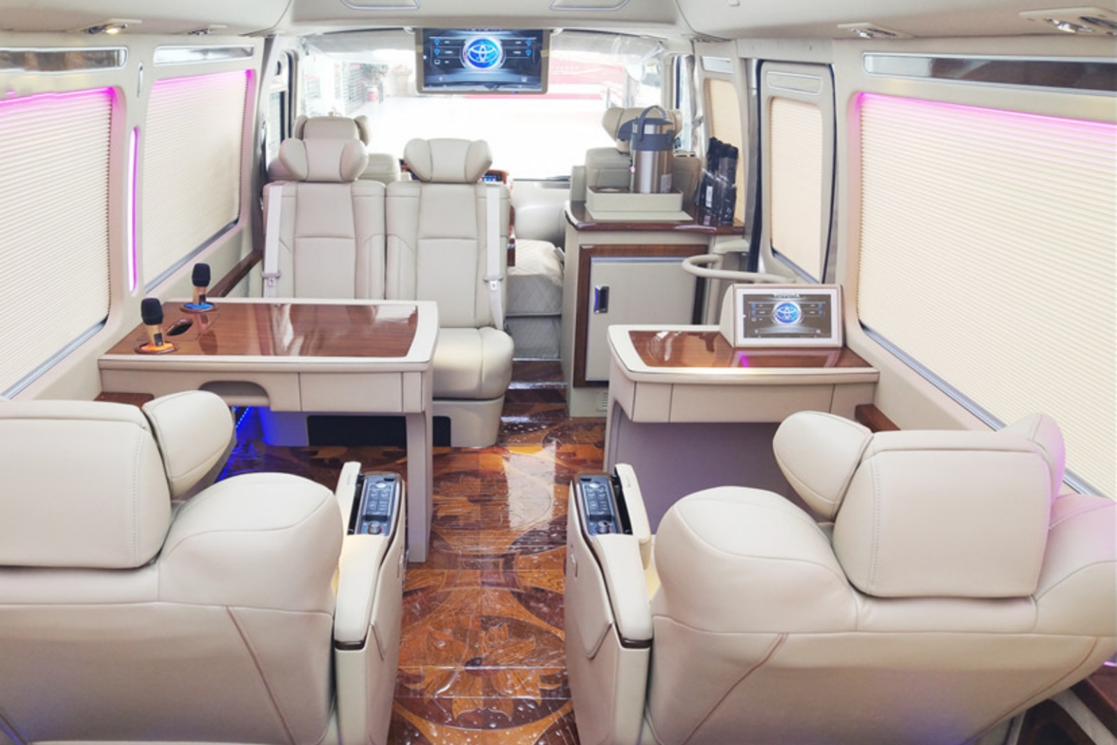 豐田考斯特12座蒙娜麗莎版