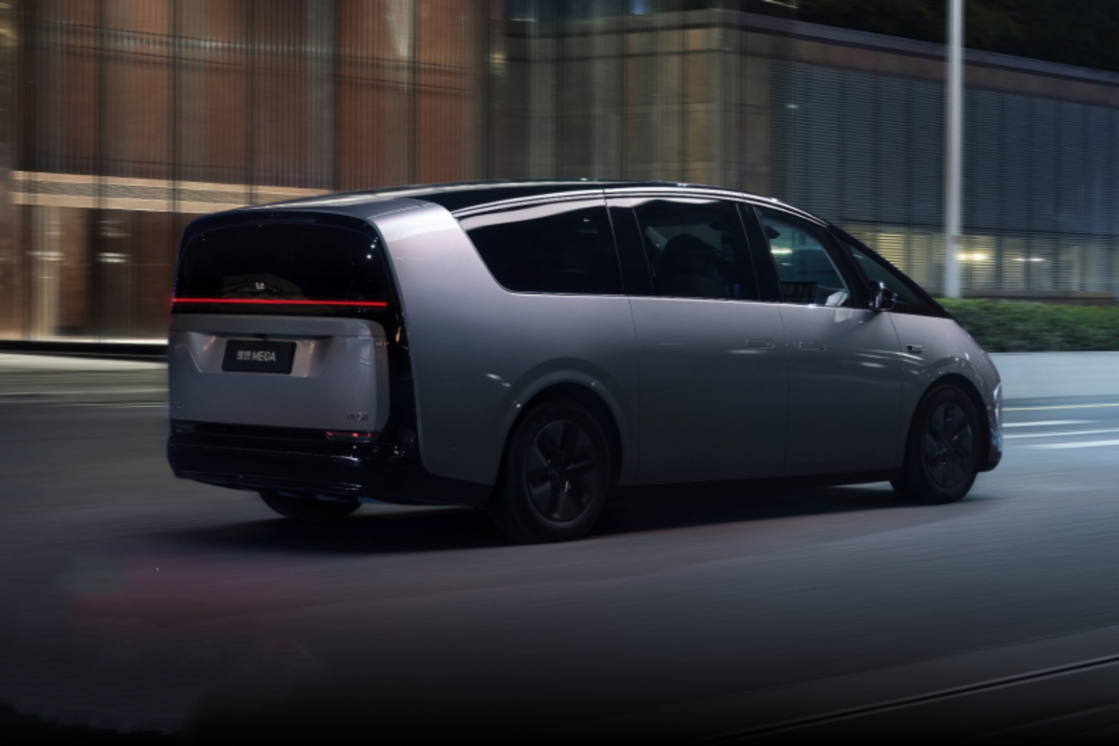 理(lǐ)想MEGA 家庭科(kē)技(jì )旗艦MPV 